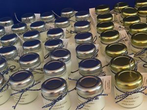 Kit com 10 velas com a logo da empresa
